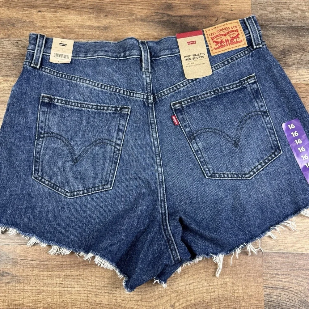 NWT Levi's Women's High-Waisted Denim Mom Shorts Size 33 Medium Wash